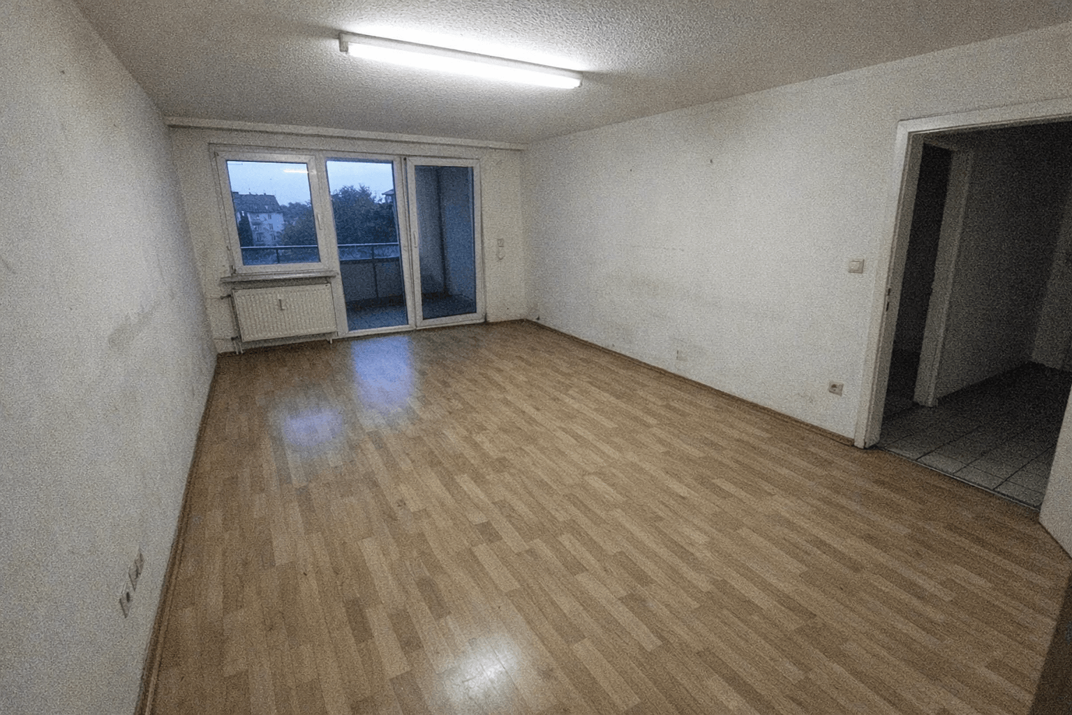 Leere Zimmer eines Einfamilienhauses mit geöffneten Fenstern nach abgeschlossener Räumung